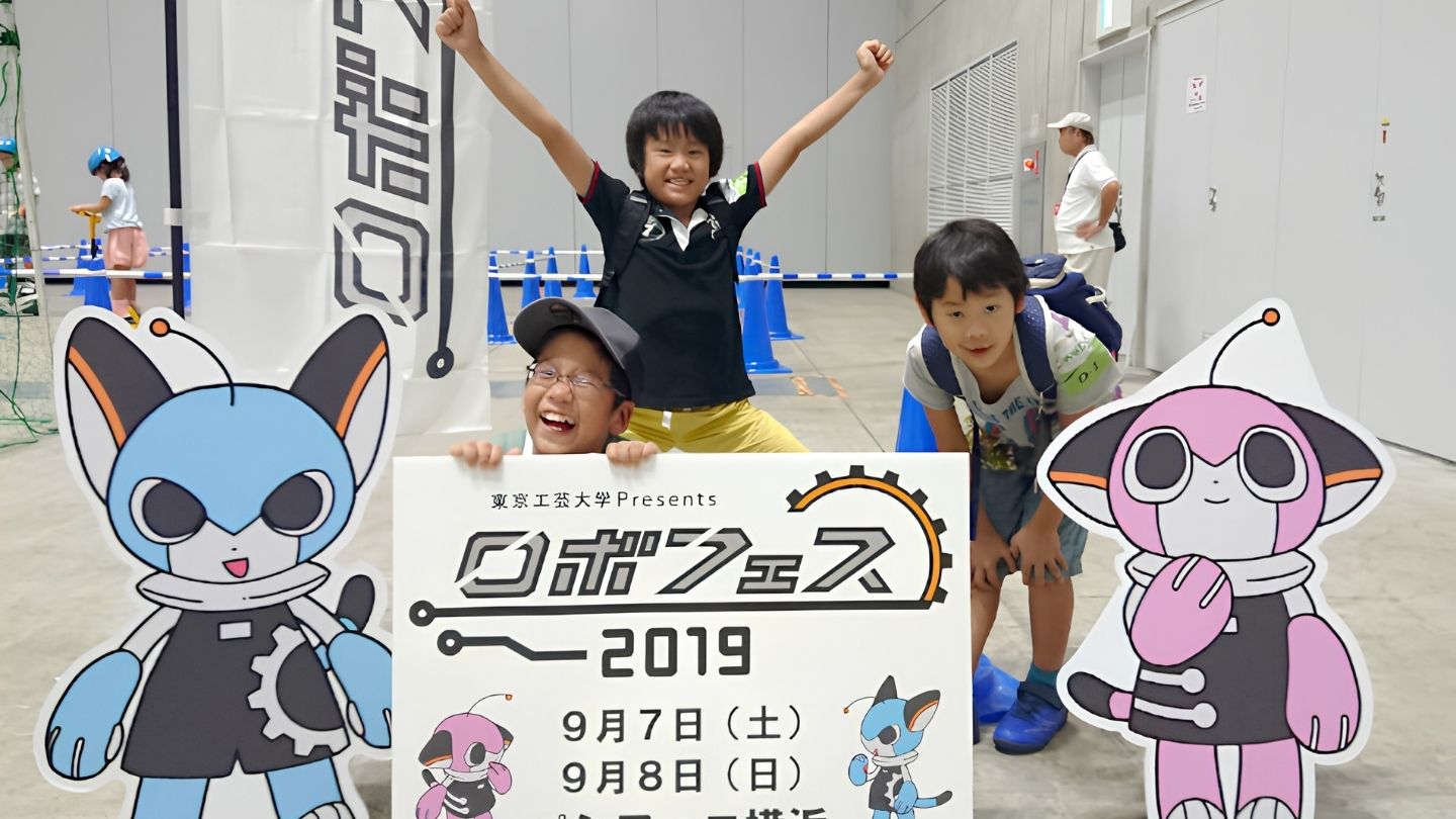 プログラミングコンテスト（ロボフェス）に参加する生徒たち